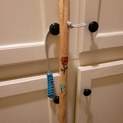 LADIES NEW WALKING STICK HIKING STICK CEDAR HAND PAINTED DAISIES 53″ LIGHTWEIGHT