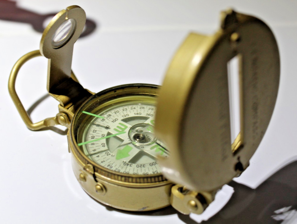 Vintage Metal Liquid Filled LENSATIC Precision Pathfinder Engineer Compass