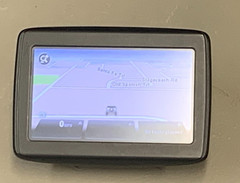 TomTom VIA 1405TM 4.3″ Touchscreen Portable GPS Navigator Lifetime Traffic & Map
