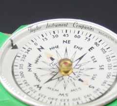 Taylor LITENITE Bakelite Plastic Pocket Compass 2″ vintage DECO RETRO GREEN!!