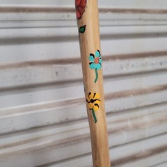LADIES NEW WALKING STICK HIKING STICK CEDAR HAND PAINTED DAISIES 53″ LIGHTWEIGHT