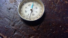 VINTAGE 1-3/4″ POCKET COMPASS MADE IN JAPAN