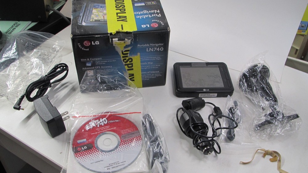 LG LN740 Portable Navigator 4″ touch screen LCD IOB Tested w accessories AS-IS