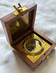 Antique Style BRASS COMPASS in Latching WOODEN Box