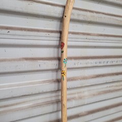 LADIES NEW WALKING STICK HIKING STICK CEDAR HAND PAINTED DAISIES 53″ LIGHTWEIGHT