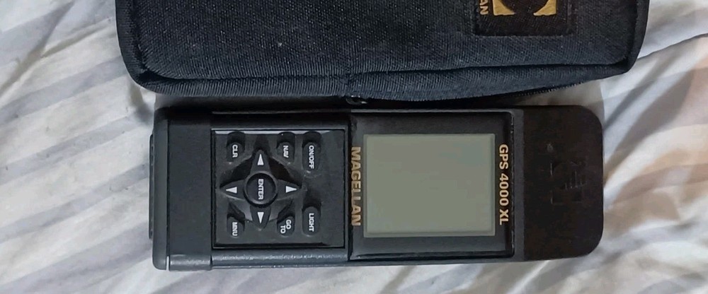 Magellan GPS 4000 XL Handheld Digital Black Plastic GPS with Case Hiking Outdoor