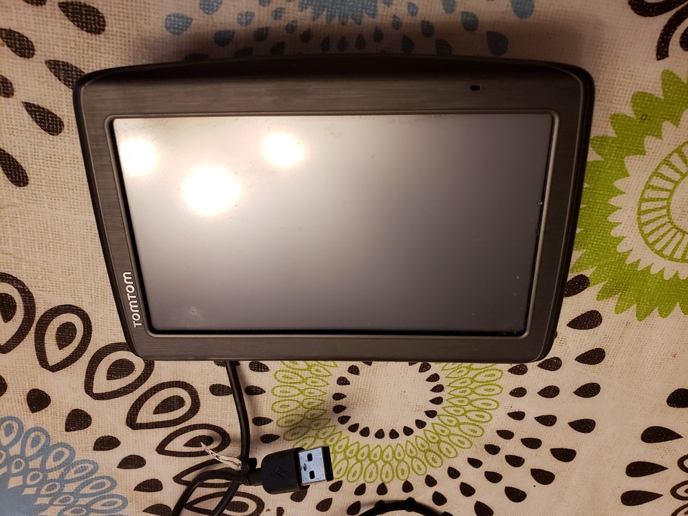 TomTom VIA GPS 4EQ50 Z1230 5″ screen with 32G SD card + USB cable – US, CA, MX