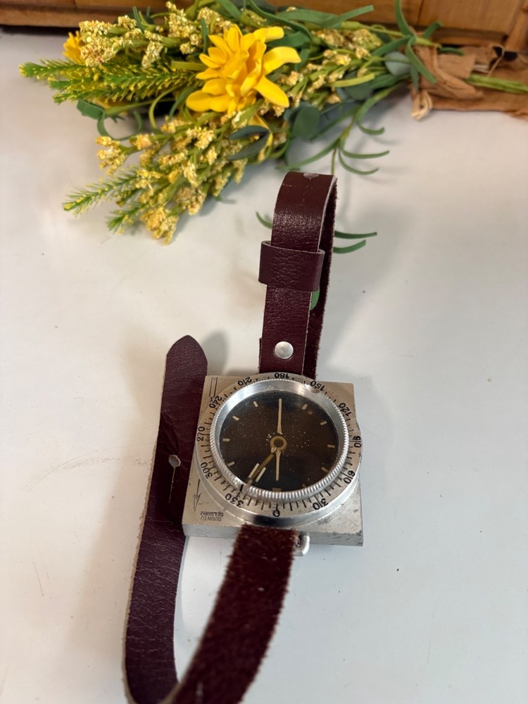 VINTAGE SUUNTO CO WRIST COMPASS HELSINKI ARMY LEATHER STRAP