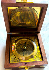 Antique Style BRASS COMPASS in Latching WOODEN Box