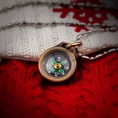 High-Sensitivity Glow-in-the-Dark Titanium Pocket Compass – Ideal Outdoor Gift