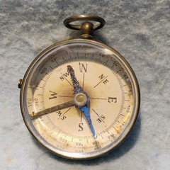 VINTAGE ~ GERMANY ~ HAND HELD COMPASS ~ NEEDLE LOCK ON SIDE ~ 1 5/8″ across
