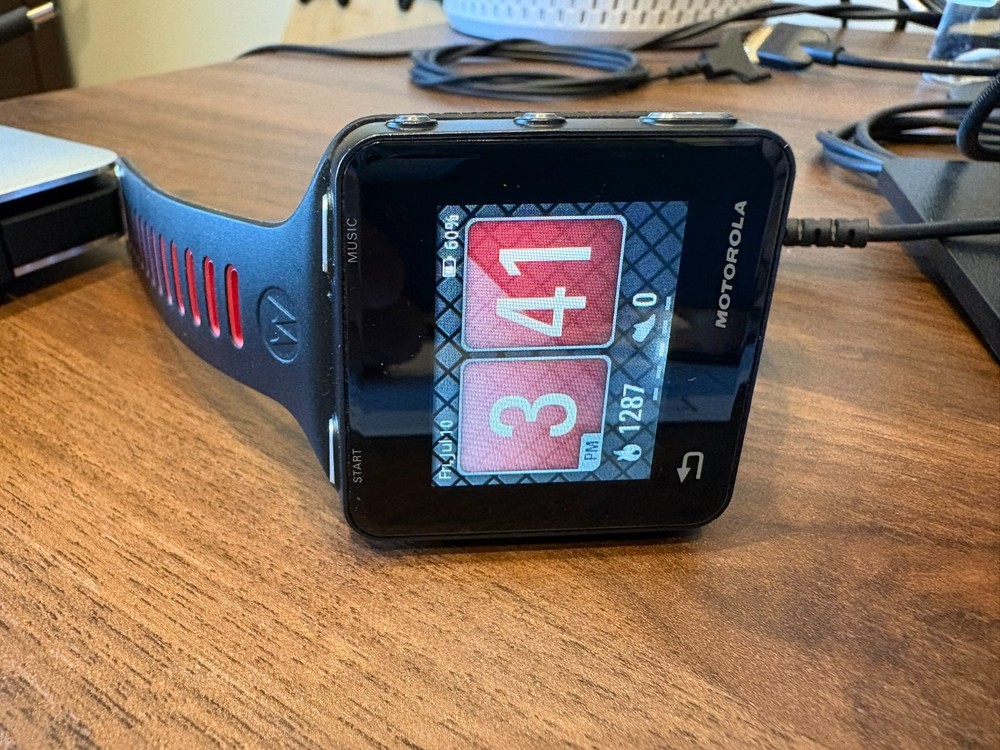 Motorola MOTOACTV 8GB GPS Sports Watch and MP3 Player – Golf GPS Watch