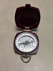 Vintage Taylor Gydeway Dark Red Bakelite Pocket Compass Points North
