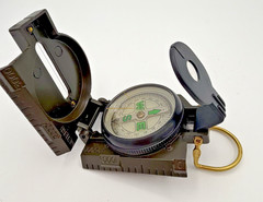 Metal Compass With Sites & Magnifier Dark Green All instructions in French