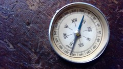 VINTAGE 1-3/4″ POCKET COMPASS MADE IN JAPAN