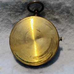 VINTAGE ~ GERMANY ~ HAND HELD COMPASS ~ NEEDLE LOCK ON SIDE ~ 1 5/8″ across