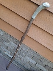 sturdy Natural DOGWOOD 46″ Walking-Stick 3D cut Spiral Deer Antler Burr Handle