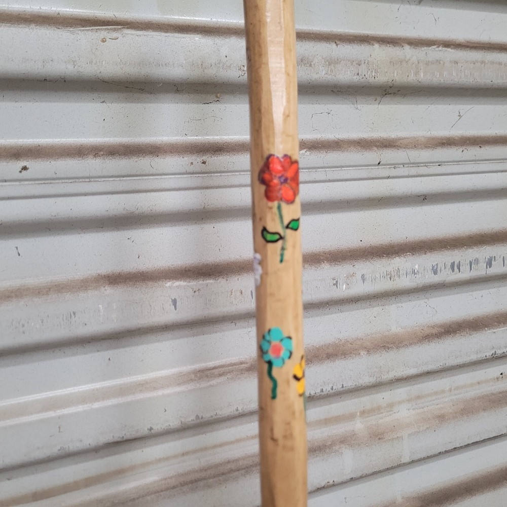 LADIES NEW WALKING STICK HIKING STICK CEDAR HAND PAINTED DAISIES 53″ LIGHTWEIGHT