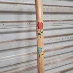 LADIES NEW WALKING STICK HIKING STICK CEDAR HAND PAINTED DAISIES 53″ LIGHTWEIGHT