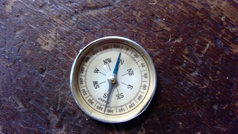 VINTAGE 1-3/4″ POCKET COMPASS MADE IN JAPAN