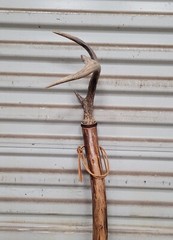 LADIES NEW WALKING STICK HIKING STICK CEDAR HAND PAINTED DAISIES 53″ LIGHTWEIGHT