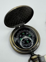 NEW YORK 1788 GATEWAY TO FREEDOM POCKET COMPASS WITH CHAIN BRONZE WORLD MAP CASE