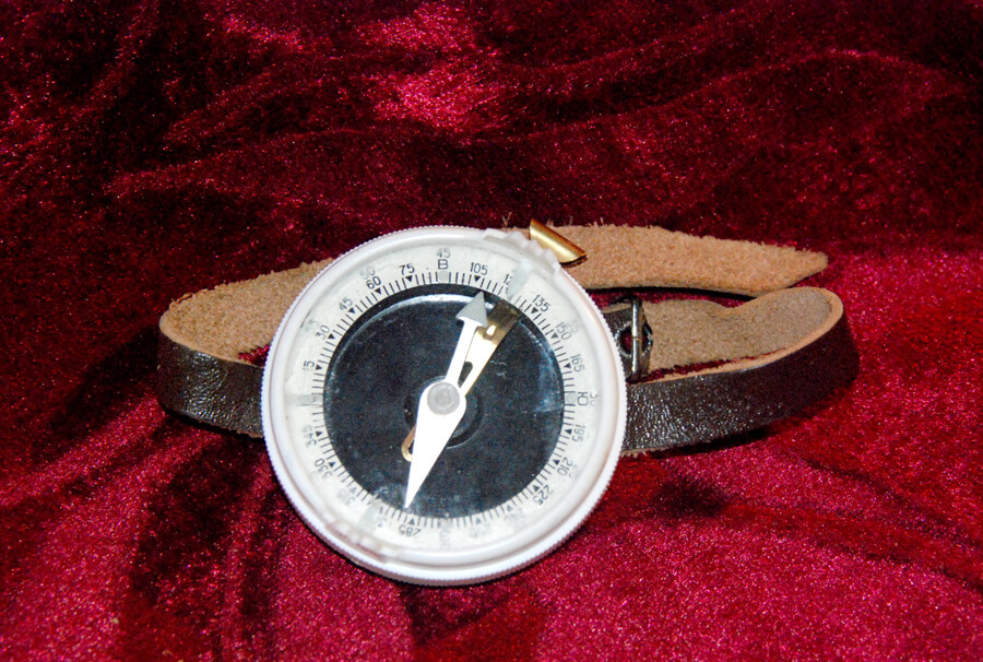 HAND COMPASS VINTAGE SOVIET ORIGINAL WITH LEATHER STRAP/WRISTLE 70’s