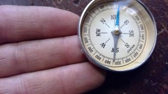 VINTAGE 1-3/4″ POCKET COMPASS MADE IN JAPAN