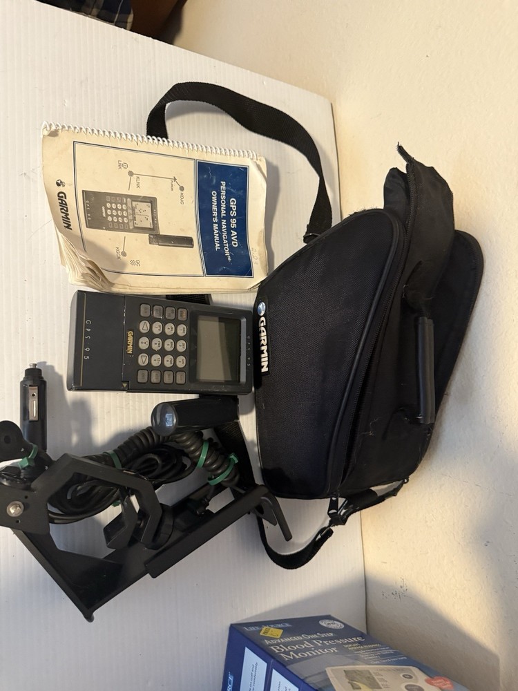 Garmin GPS 95 AVD Personal Navigation Device With Manual In Carry Case