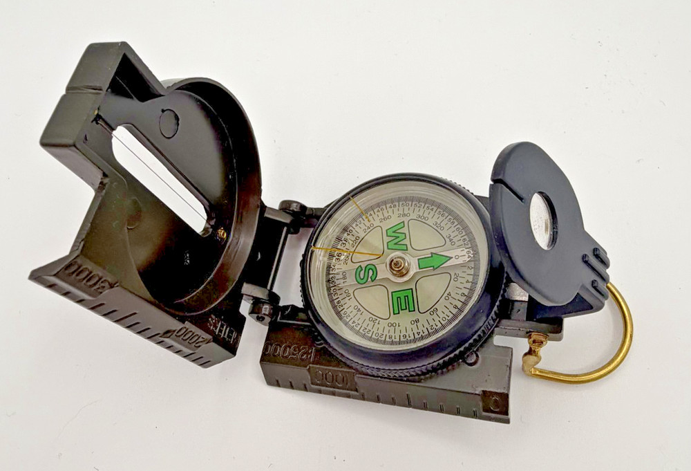 Metal Compass With Sites & Magnifier Dark Green All instructions in French
