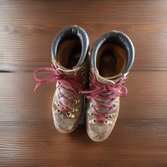 Vasque Vintage Brown Leather Lace-Up Hiking Boots w/ Red/Black Laces, Lug Sole