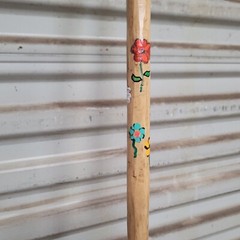 LADIES NEW WALKING STICK HIKING STICK CEDAR HAND PAINTED DAISIES 53″ LIGHTWEIGHT