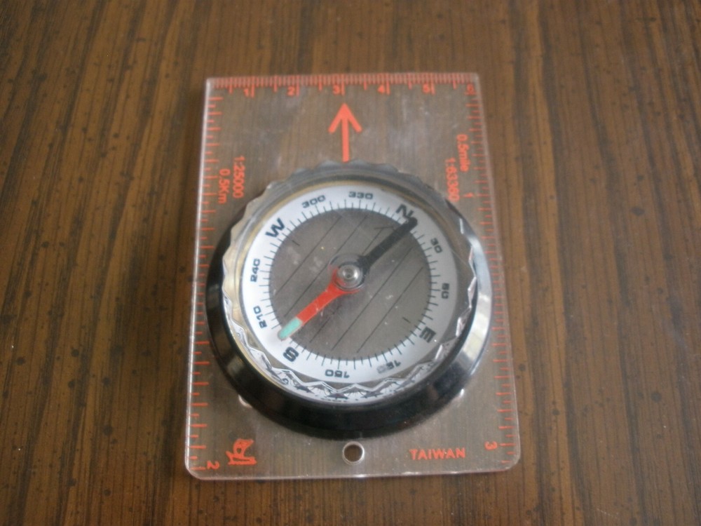 VINTAGE Ruler COMPASS SUN WATCH MADE IN Taiwan (1)