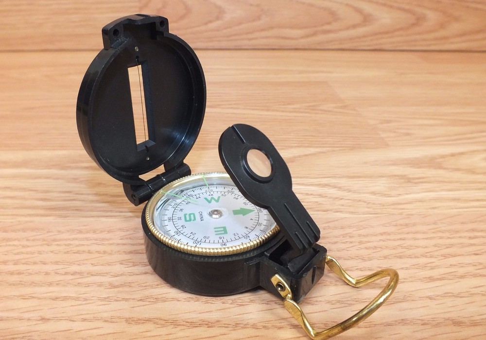 Unbranded / Generic Round Black & Gold Engineer Directional Compass Only *READ*