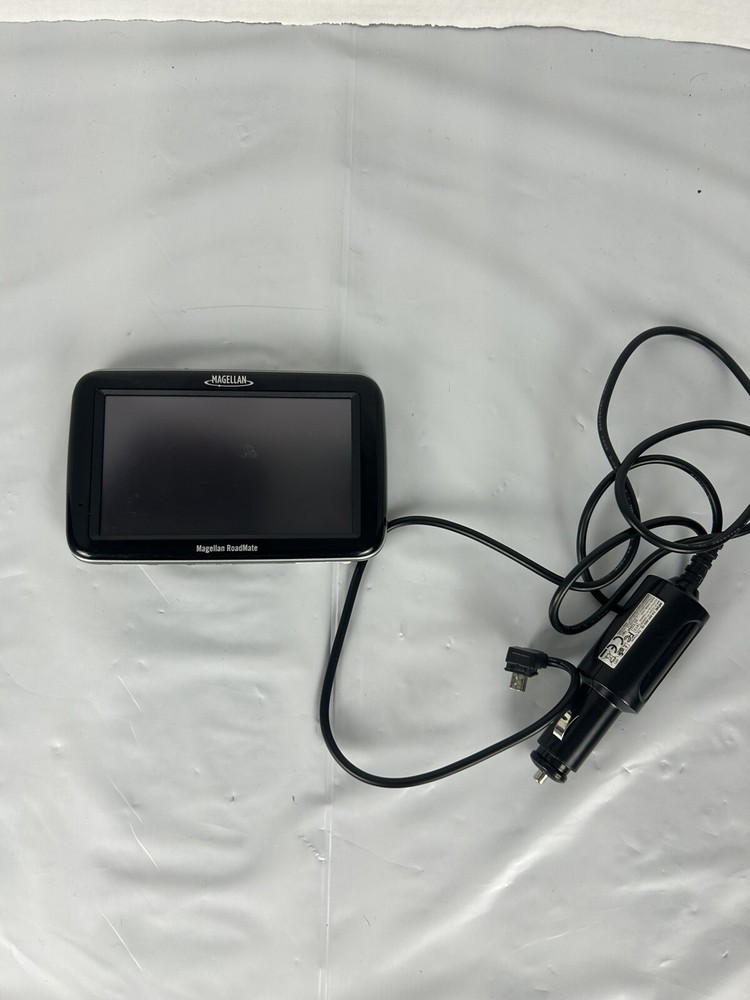 Magellan RoadMate 3065T-LM Commuter GPS With Car Charger Cable