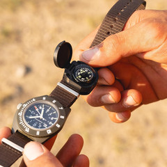Wrist Turtle – Armoured Wrist Compass with Closing Cover |