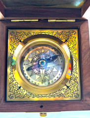 Antique Style BRASS COMPASS in Latching WOODEN Box