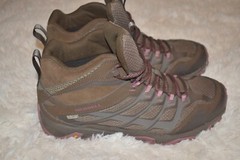 Merrell Women’s Moab FST Mid Waterproof Boot size 9