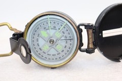 Vintage Precise Pathfinder Liquid Filled Pocket Compass JAPAN Metal Case, Black