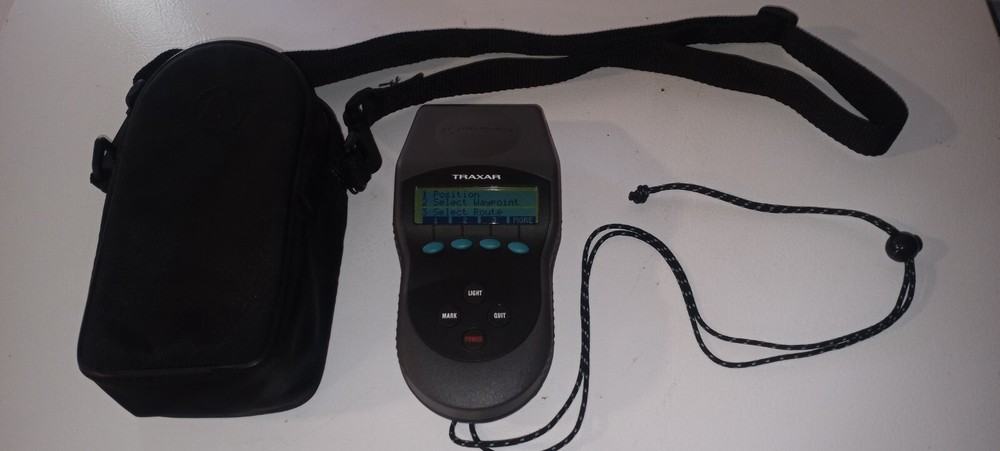 A VINTAGE MOTOROLA TRAXAR HANDHELD GPS UNIT MODEL TRX61000A3 WITH CASE, GREAT!