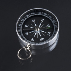 New Portable Metal Compass Keychain Pocket Outdoor Camping Hiking