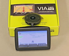 TomTom VIA 1405TM 4.3″ Touchscreen Portable GPS Navigator Lifetime Traffic & Map
